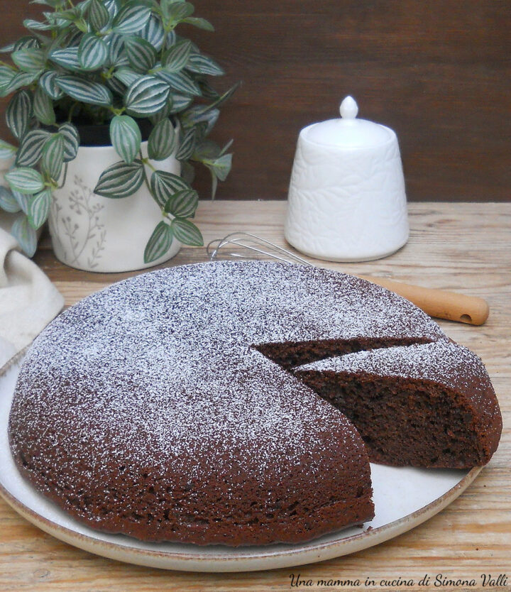 La torta al cioccolato in padella è un dolce soffice e goloso che si prepara in 10 minuti e si cuoce in padella.