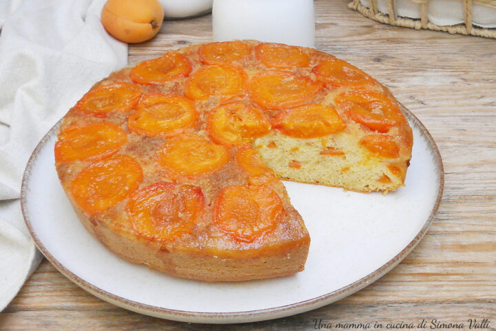 La torta rovesciata alle albicocche è soffice, aromatica e ricca di frutta; un dolce straordinario perfetto per la colazione