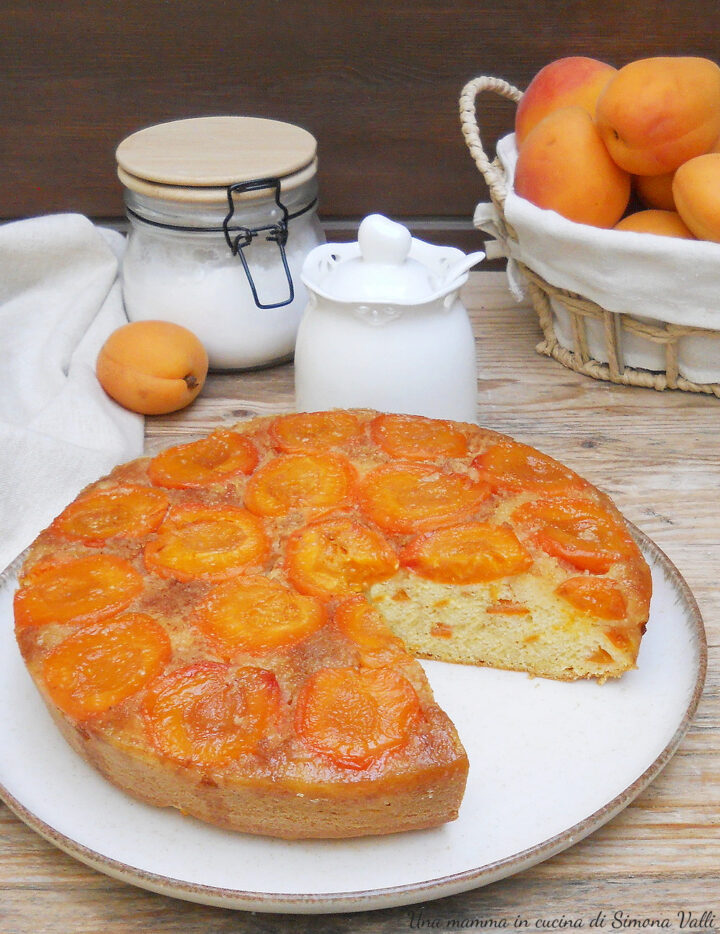 La torta rovesciata alle albicocche è soffice, aromatica e ricca di frutta; un dolce straordinario perfetto per la colazione