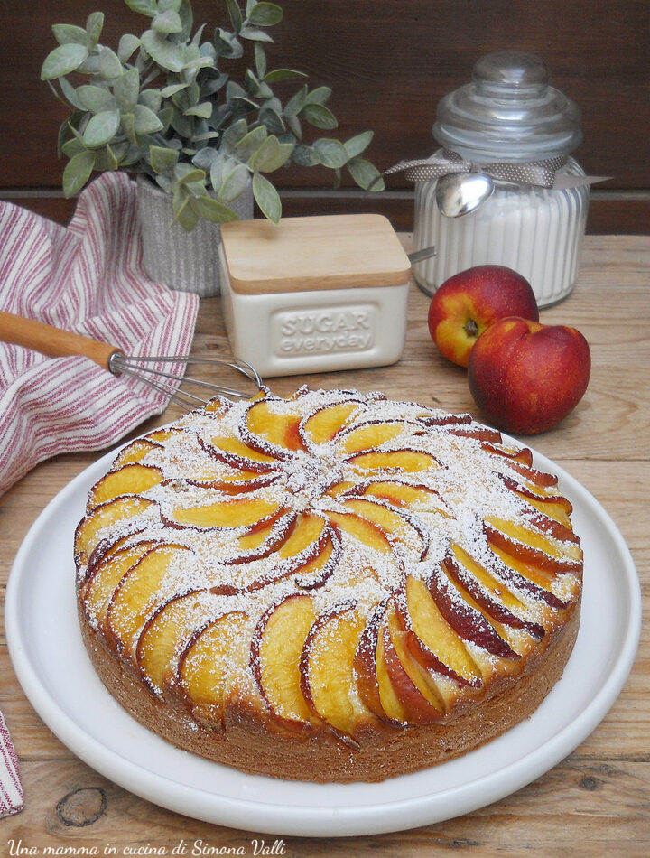 Torta soffice pesche e ricotta: alta, veloce e irresistibilmente morbida. Un dolce da colazione facilissimo che si scioglie in bocca!