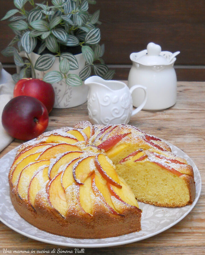 Torta sofficissima alle pesche e panna: alta, facile e veloce. La ricetta facile ed estiva che conquista al primo assaggio!