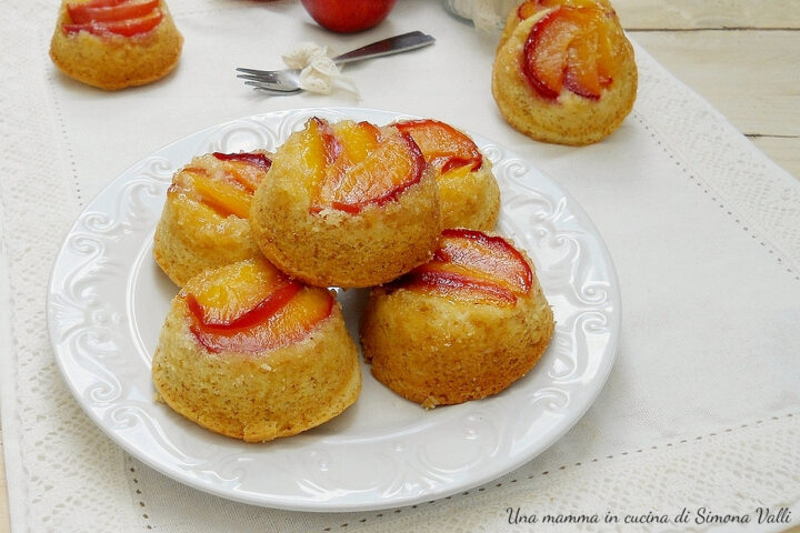Tortine rovesciate alle pesche caramellate: soffici, facili e irresistibili. La ricetta estiva perfetta che si prepara in pochi minuti!