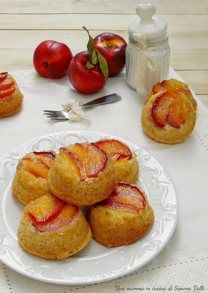 Tortine rovesciate alle pesche caramellate: soffici, facili e irresistibili. La ricetta estiva perfetta che si prepara in pochi minuti!