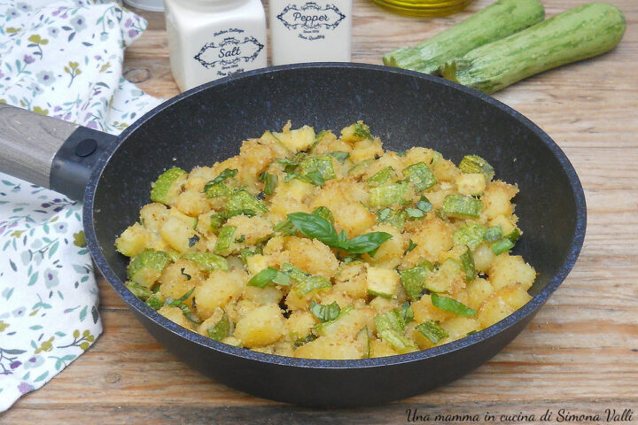 Zucchine e patate sabbiose in padella: pronte in pochi minuti, dorate, ricche di erbe e croccantissime! Contorno estivo sfizioso e saporito.
