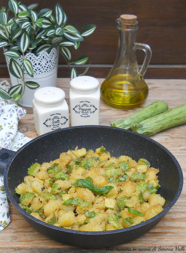 Zucchine e patate sabbiose in padella: pronte in pochi minuti, dorate, ricche di erbe e croccantissime! Contorno estivo sfizioso e saporito.