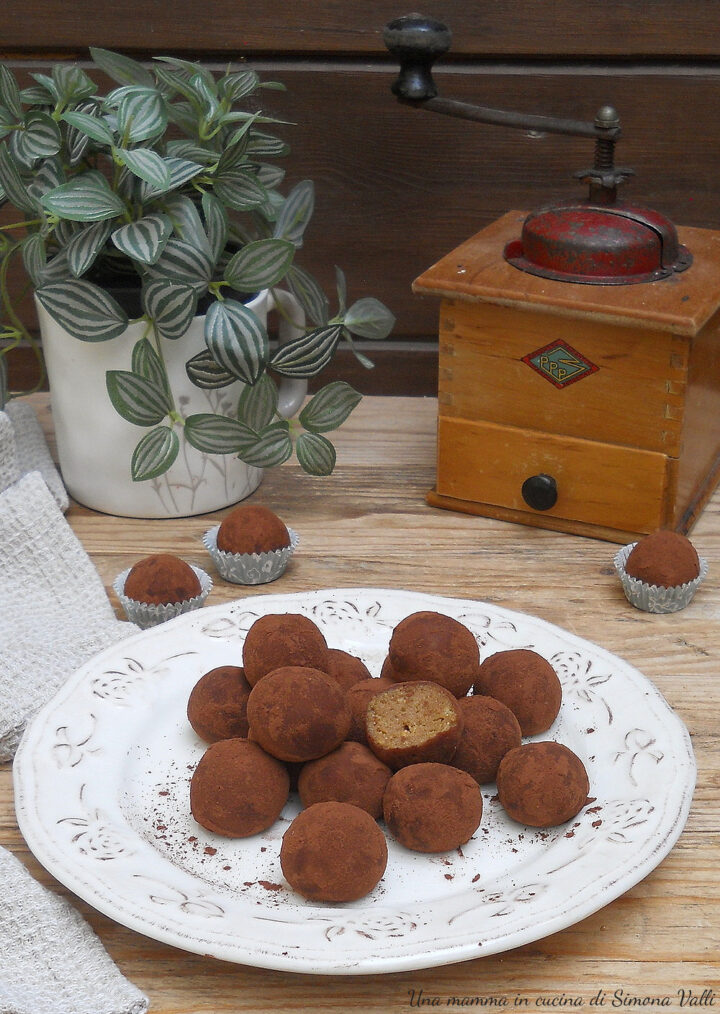 I tartufini al tiramisù sono dolcetti golosi e semplici, occorrono pochi ingredienti, piacciono a tutti e sono senza cottura.