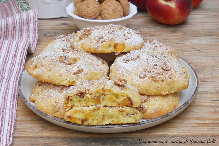 I biscotti morbidi pesche e amaretti sono deliziosi tortine facili e veloci che si preparano in pochi minuti, perfetti per la colazione.