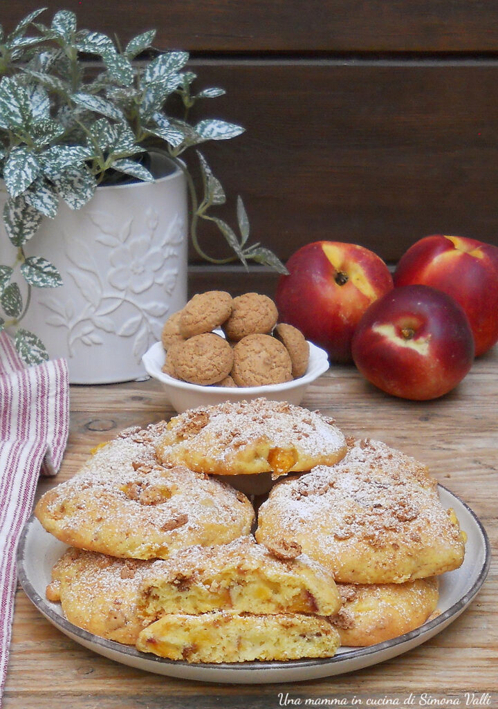 I biscotti morbidi pesche e amaretti sono deliziosi tortine facili e veloci che si preparano in pochi minuti, perfetti per la colazione.
