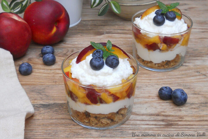 Cheesecake nel bicchiere pesca e cocco: un dolce estivo senza cottura pronto in 10 minuti, fresco e cremoso. Prova subito la ricetta!