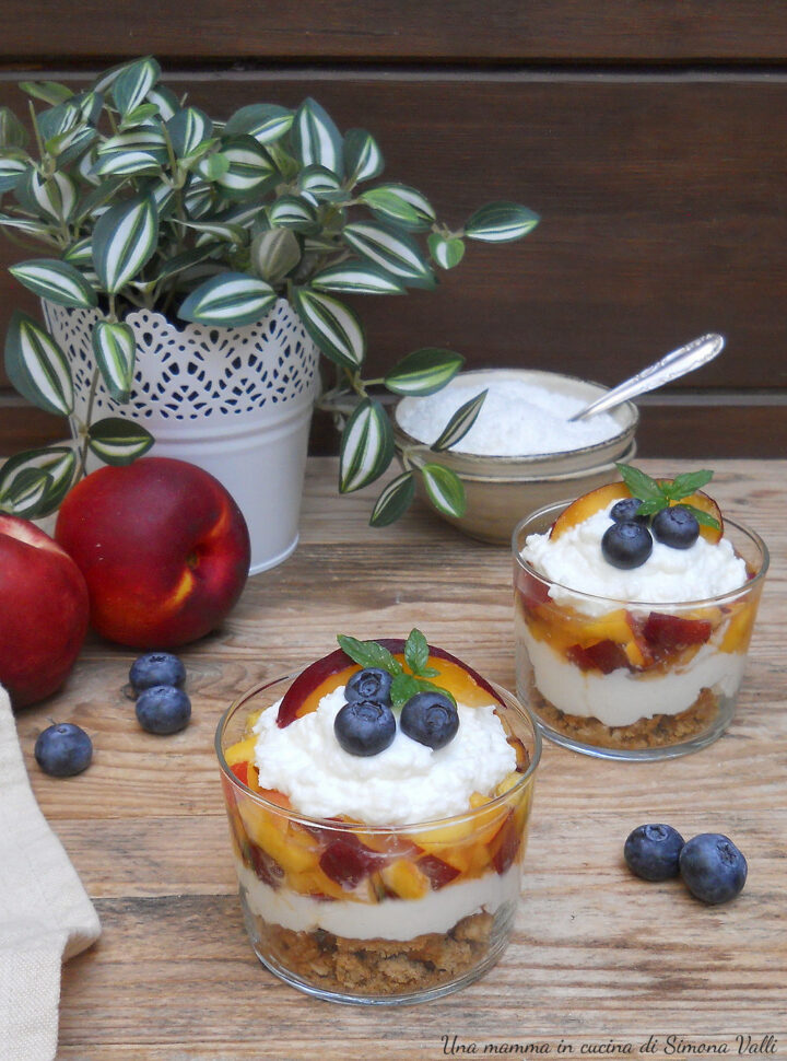 Cheesecake nel bicchiere pesca e cocco: un dolce estivo senza cottura pronto in 10 minuti, fresco e cremoso. Prova subito la ricetta!