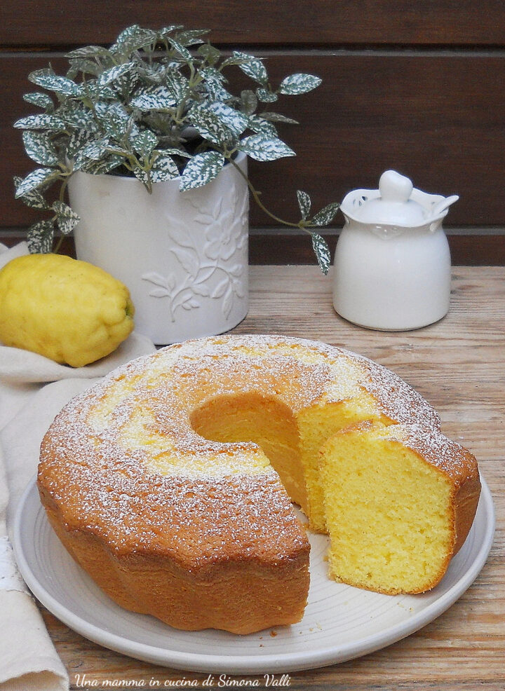 Ciambellone al limone più soffice del mondo: alto, leggero e velocissimo con impasto all'acqua, senza burro e senza latte. 