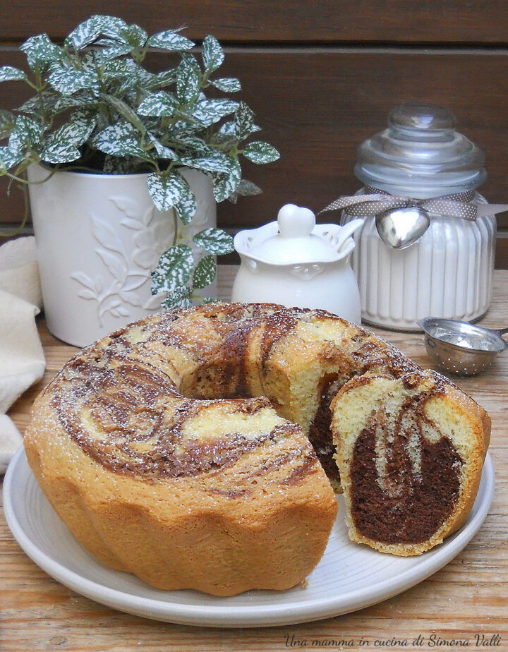 Il ciambellone bicolore all'acqua è un dolce straordinariamente soffice che si prepara in una manciata di minuti e rimane morbido per giorni.