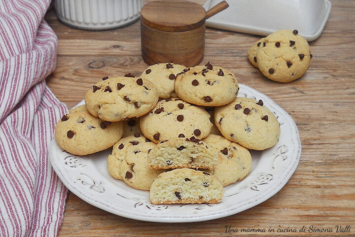 Cioccolotti biscotti da inzuppo con gocce di cioccolato facili e veloci! Morbidi come quelli della nonna, perfetti da tuffare nel latte.