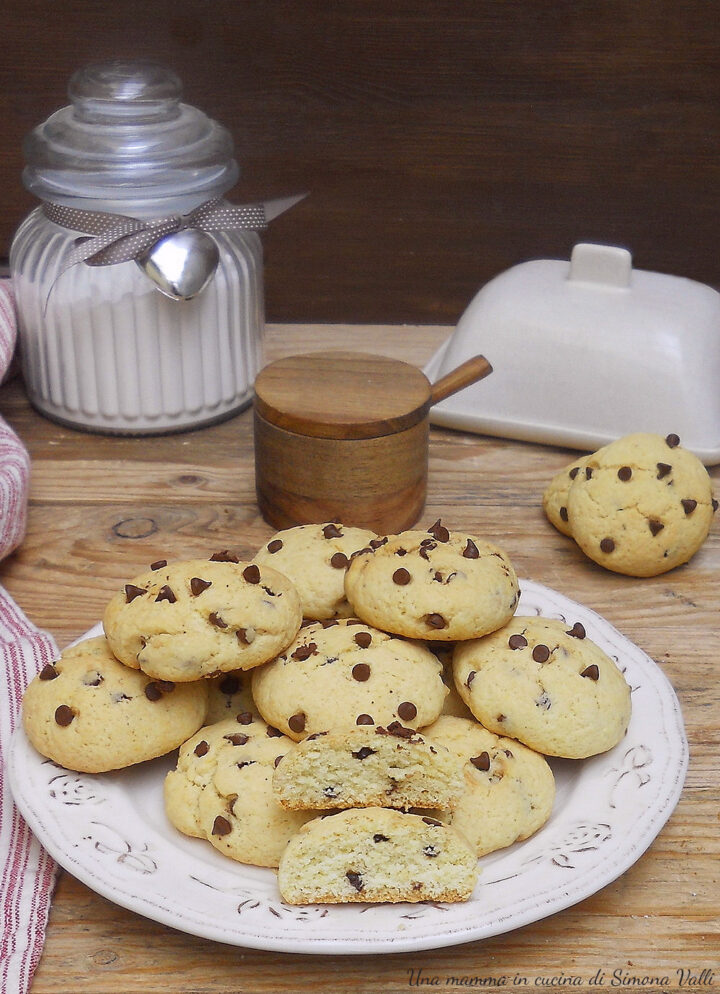 Cioccolotti biscotti da inzuppo con gocce di cioccolato facili e veloci! Morbidi come quelli della nonna, perfetti da tuffare nel latte.
