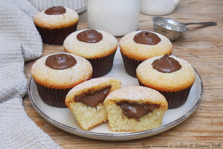 Muffin alla Nutella morbidissimi allo yogurt, con un cuore cremoso che non si asciuga in cottura. Facili, veloci e golosissimi!