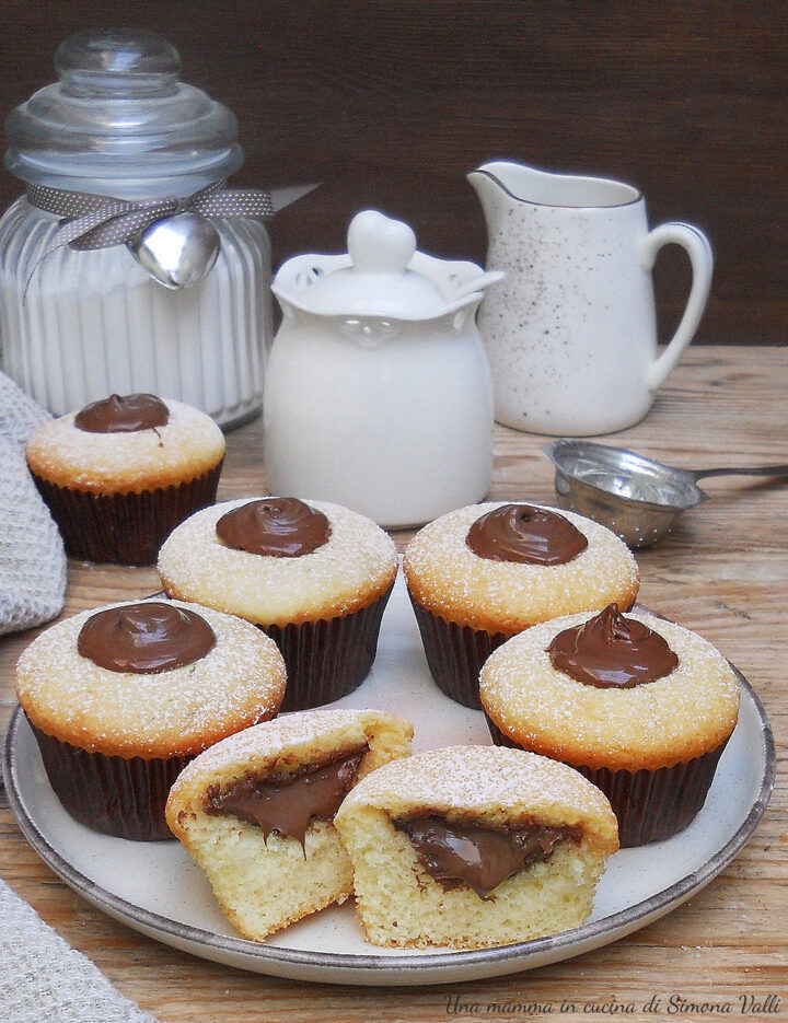 Muffin alla Nutella morbidissimi allo yogurt, con un cuore cremoso che non si asciuga in cottura. Facili, veloci e golosissimi!