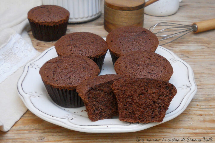 Muffin all'acqua e cacao super soffici: la ricetta facilissima senza burro e latte pronta in 10 minuti. Si sporca solo una ciotola!