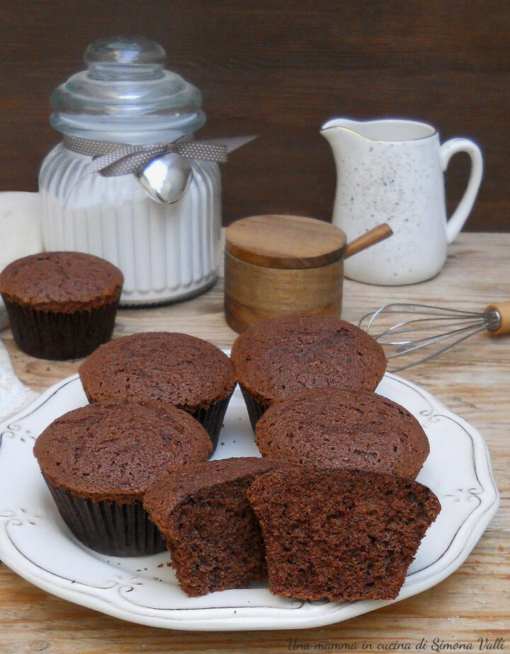 Muffin all'acqua e cacao super soffici: la ricetta facilissima senza burro e latte pronta in 10 minuti. Si sporca solo una ciotola!