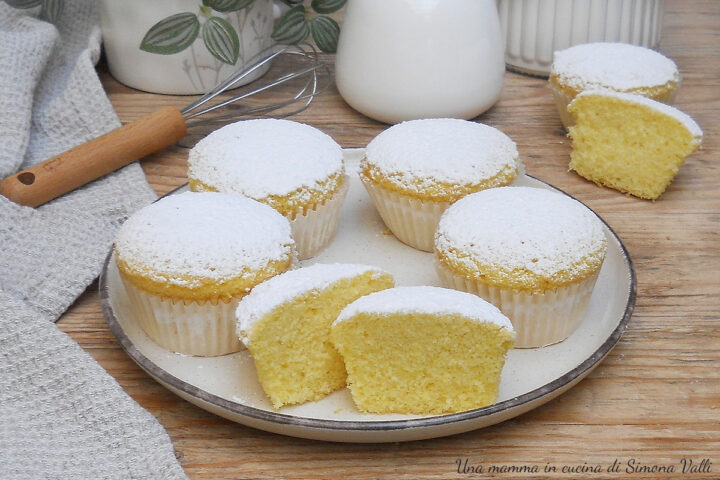 MUFFIN ALL'ACQUA SUPER SOFFICI: pronti in 10 minuti senza burro e latte. Rimangono soffici per giorni. Ricetta facile