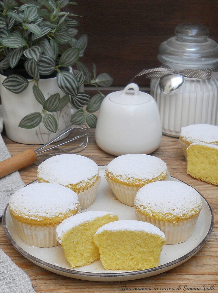 MUFFIN ALL'ACQUA SUPER SOFFICI: pronti in 10 minuti senza burro e latte. Rimangono soffici per giorni. Ricetta facile