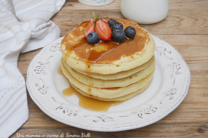 Pancake senza uova alti e soffici: la ricetta infallibile per farli rimanere morbidi per giorni. Scopri la ricetta per una colazione perfetta!
