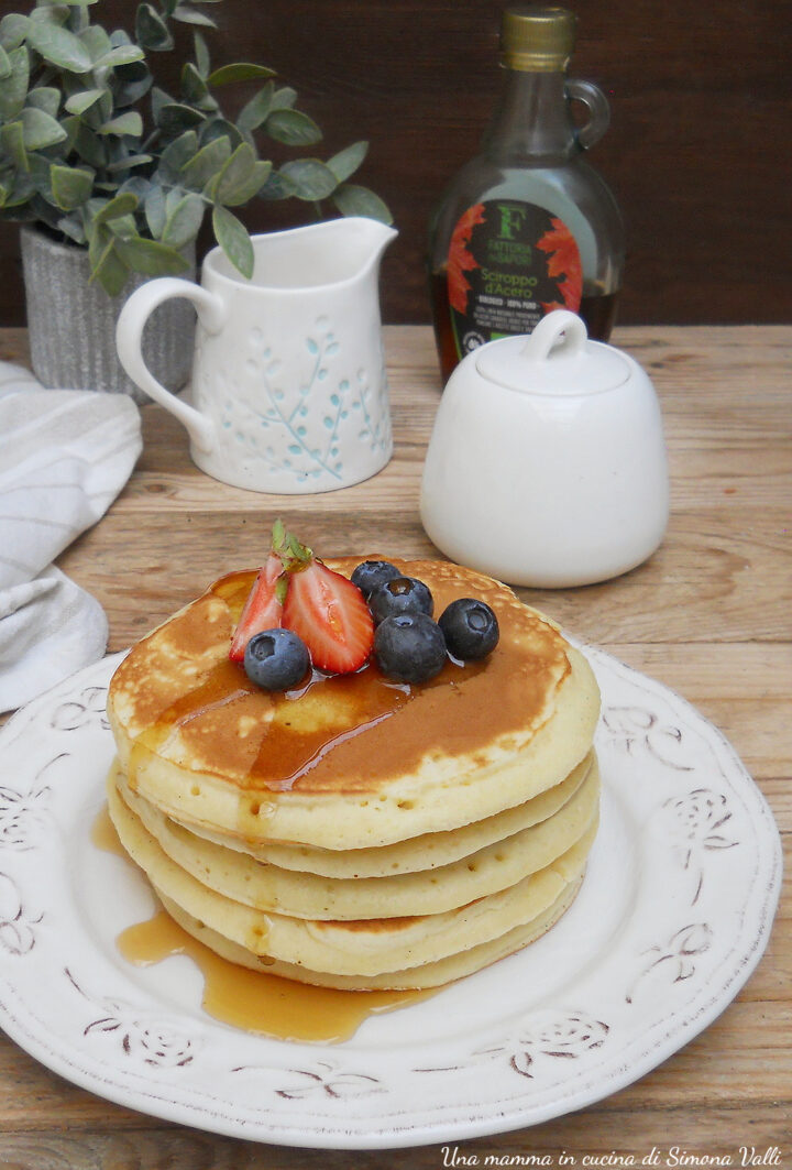 Pancake senza uova alti e soffici: la ricetta infallibile per farli rimanere morbidi per giorni. Scopri la ricetta per una colazione perfetta!