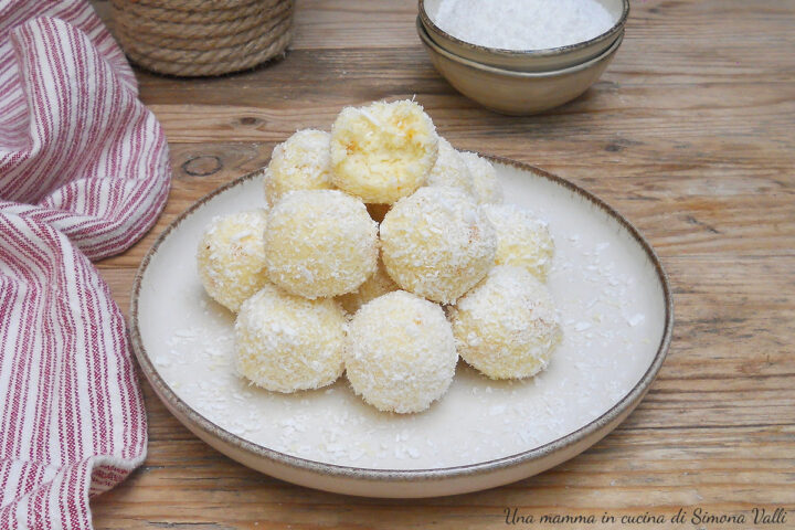 I tartufini cocco e ananas sono dolcetti freschi, cremosi e aromatici perfetti per l'estate. Ricetta senza cottura con 4 ingredienti.