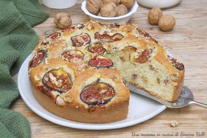 La torta 5 minuti fichi e noci è un dolce delizioso, facile e sofficissimo aromatizzato con vaniglia e rum. Ricetta veloce