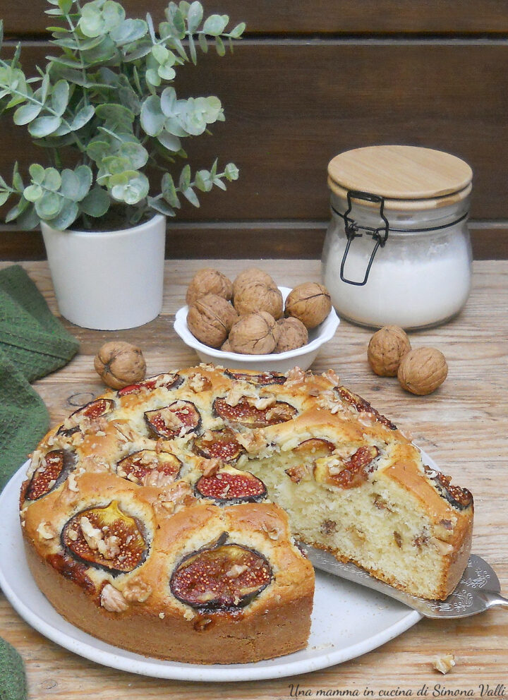 La torta 5 minuti fichi e noci è un dolce delizioso, facile e sofficissimo aromatizzato con vaniglia e rum. Ricetta veloce