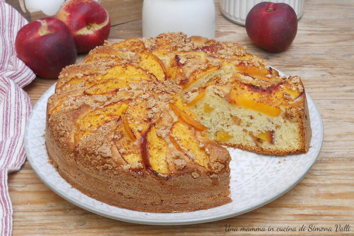 La torta 7 vasetti pesche e amaretti  è un dolce facile, veloce e sofficissimo nel quale non si pesa nulla! Ricetta veloce.