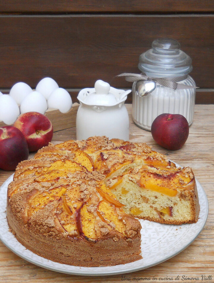 La torta 7 vasetti pesche e amaretti  è un dolce facile, veloce e sofficissimo nel quale non si pesa nulla! Ricetta veloce.