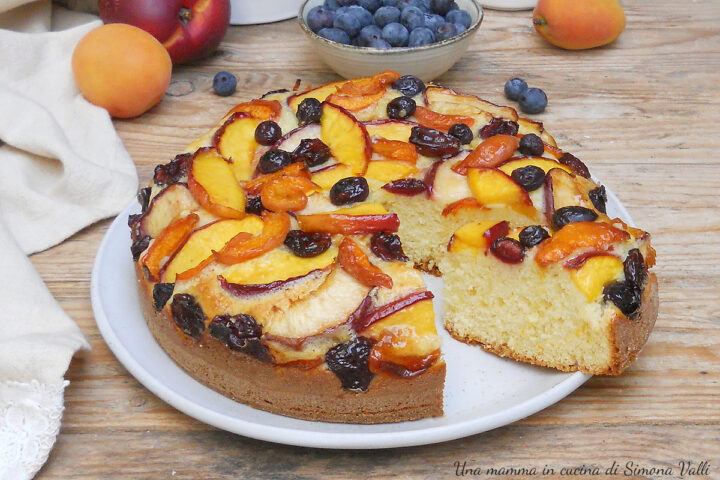 Torta d'estate allo yogurt e frutta fresca: la ricetta del dolce da forno soffice, alto e coloratissimo facilissimo da preparare.