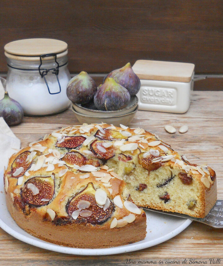 La torta di fichi e mandorle è un dolce estremamente soffice, aromatico e facilissimo da preparare, una torta da credenza deliziosa.