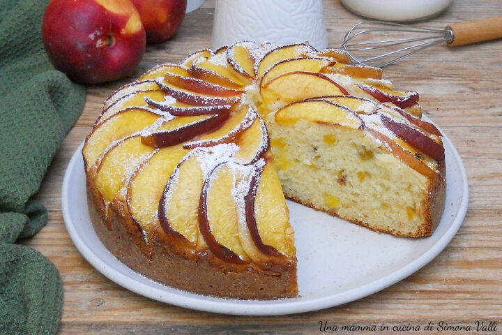 La torta di pesche morbidissima è un dolce soffice, umido e aromatico perfetto per iniziare bene la giornata. La frutta non affonda!