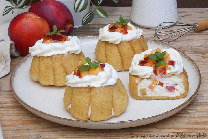 I tortini alle pesche, yogurt e pavesini sono deliziosi dolcetti senza cottura che si preparano in pochissimo tempo.