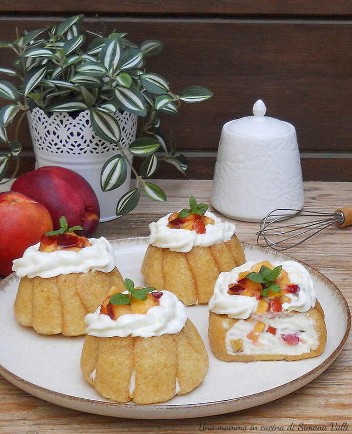 I tortini alle pesche, yogurt e pavesini sono deliziosi dolcetti senza cottura che si preparano in pochissimo tempo.