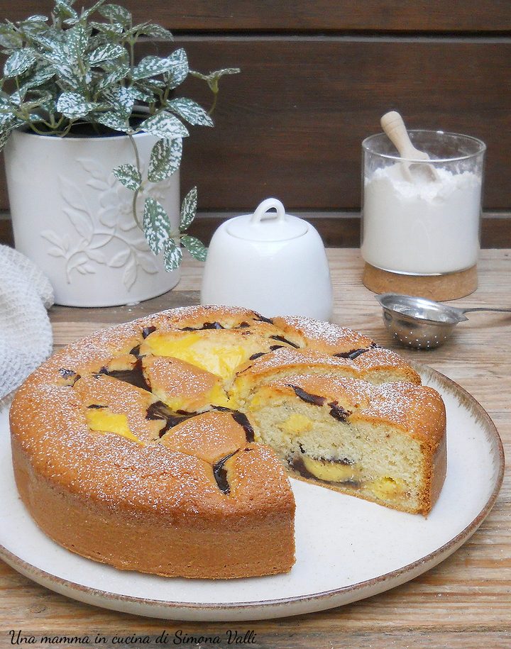 La torta Nua alla crema pasticcera bigusto è un dolce squisito realizzato con una base semplice arricchita con tanta crema!