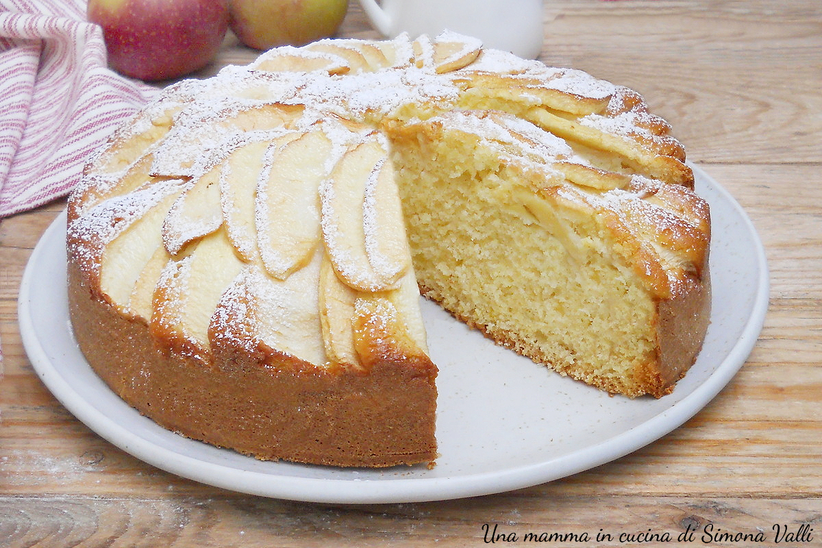 Torta di mele senza burro sofficissima e alta, si prepara in una sola ciotola e rimane morbida per giorni. Ricetta facile