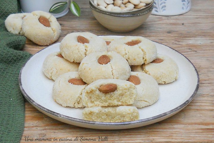 Gli amaretti morbidi all'arancia e mandorle sono pasticcini squisiti perfetti da servire con un tè es ono una bellissima idea regalo.