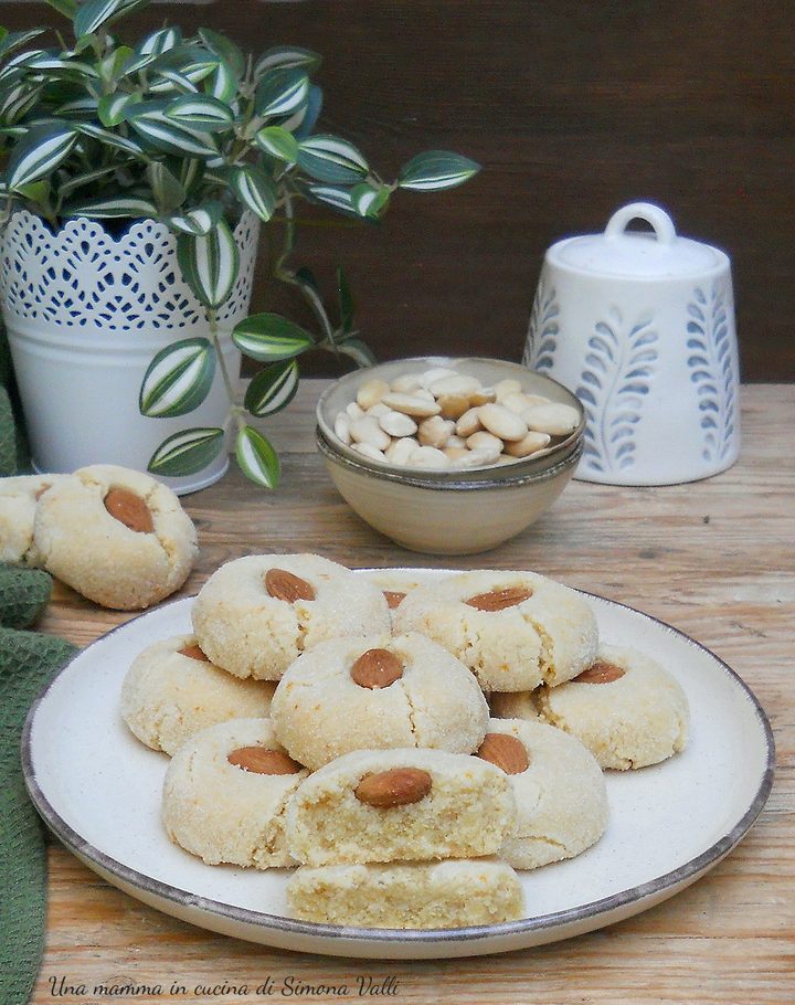 Gli amaretti morbidi all'arancia e mandorle sono pasticcini squisiti perfetti da servire con un tè es ono una bellissima idea regalo.