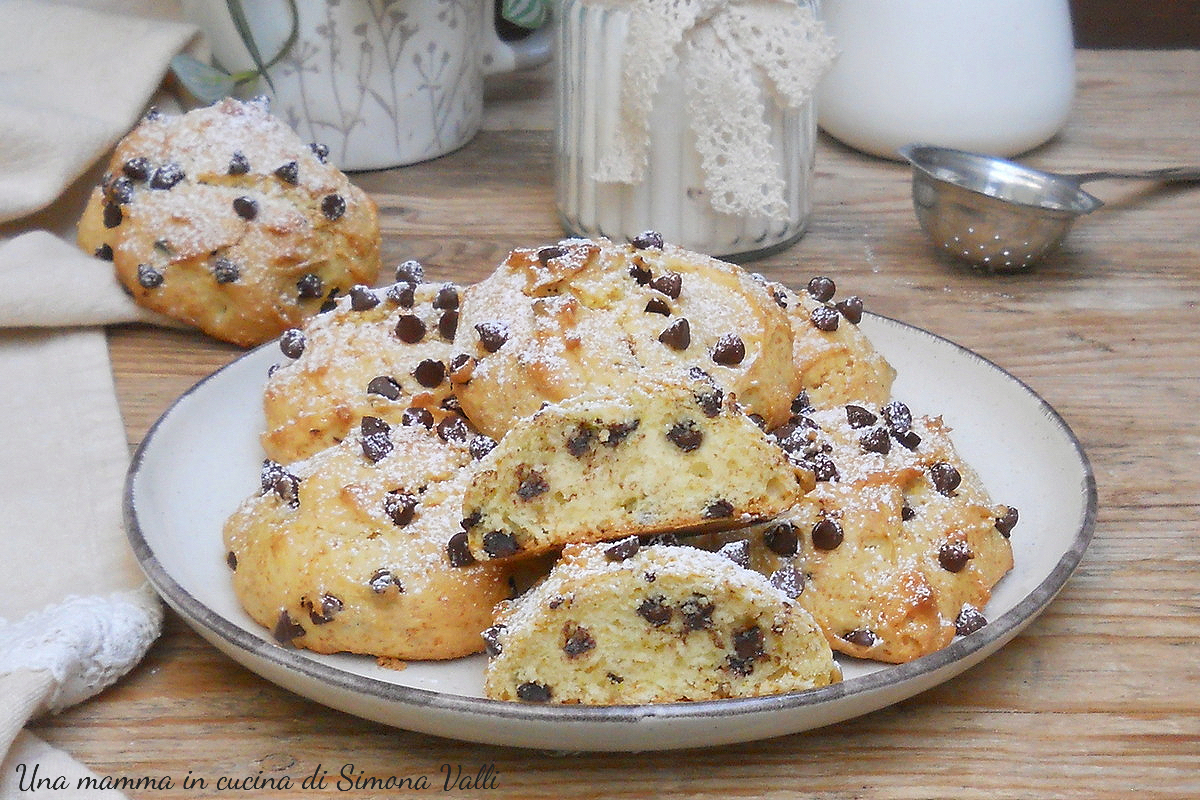 Biscotti morbidi alla ricotta con gocce di cioccolato, facili e veloci, si dosano con il cucchiaio. Perfetti per la colazione e la merenda