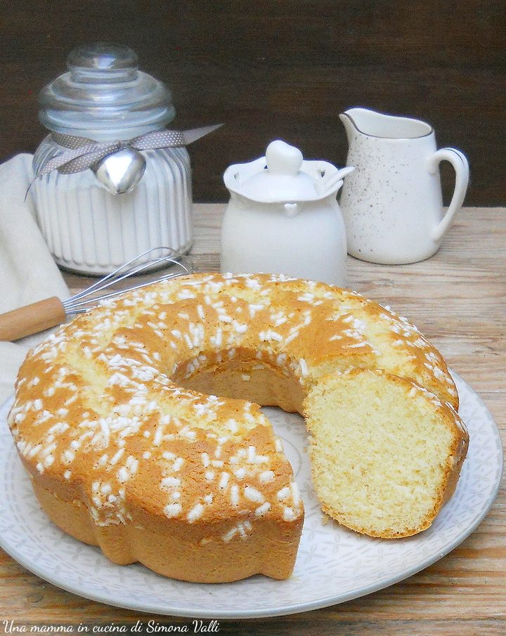 Ciambella soffice e alta, un dolce semplice e genuino che si prepara con pochi ingredienti. Ricetta classica facile e veloce.