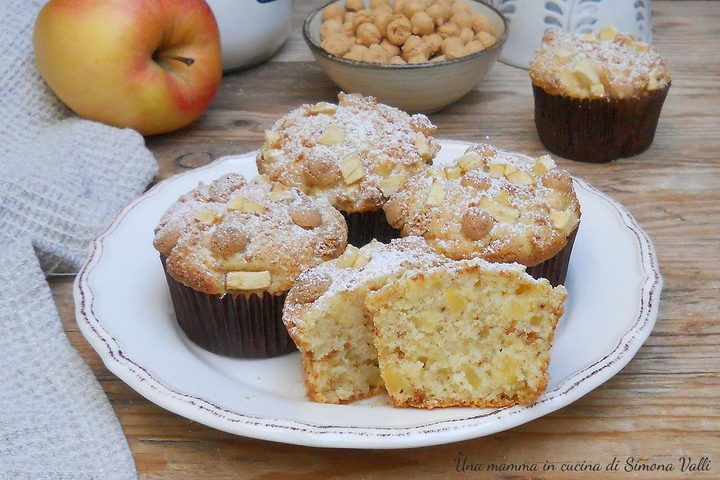 Muffin alle mele e amaretti morbidissimi, golosi e ricchi di frutta. Facili e veloci con impasto allo yogurt.