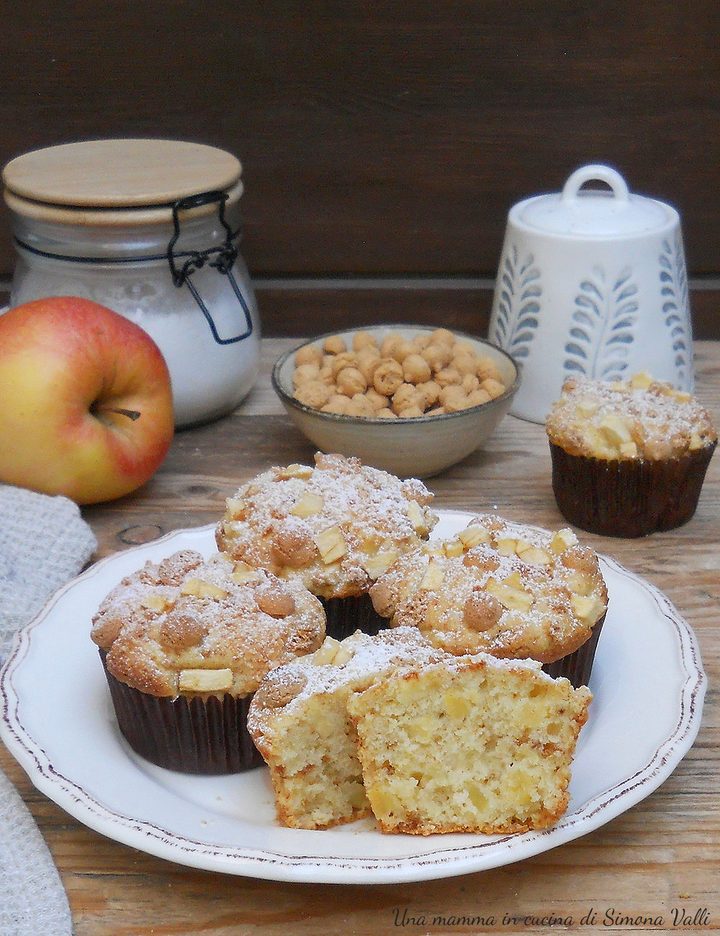 Muffin alle mele e amaretti morbidissimi, golosi e ricchi di frutta. Facili e veloci con impasto allo yogurt.