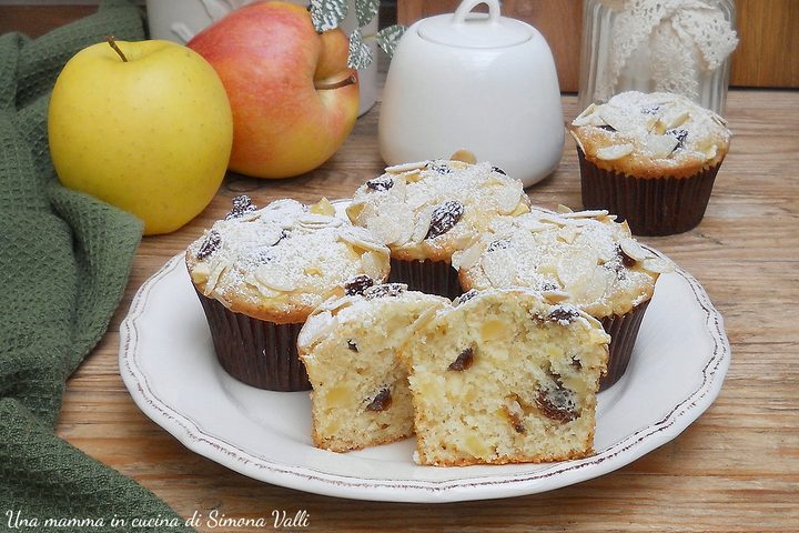 Muffin strudel di mele sofficissimi, veloci da preparare e ricchi di frutta. Profumati alla cannella, con uvetta e mandorle.