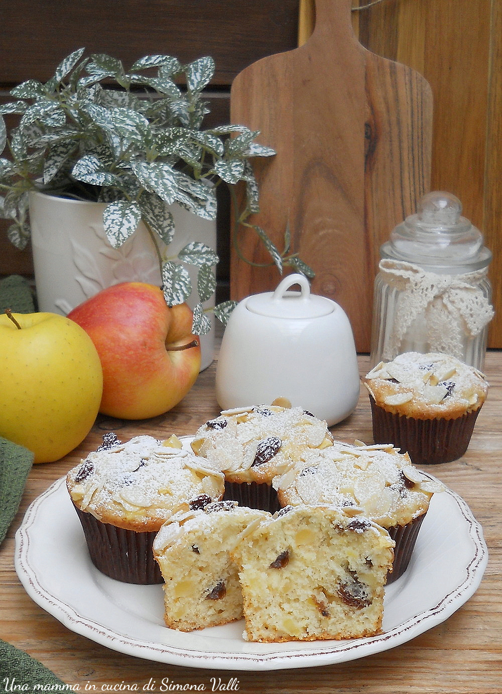 Muffin strudel di mele sofficissimi, veloci da preparare e ricchi di frutta. Profumati alla cannella, con uvetta e mandorle.