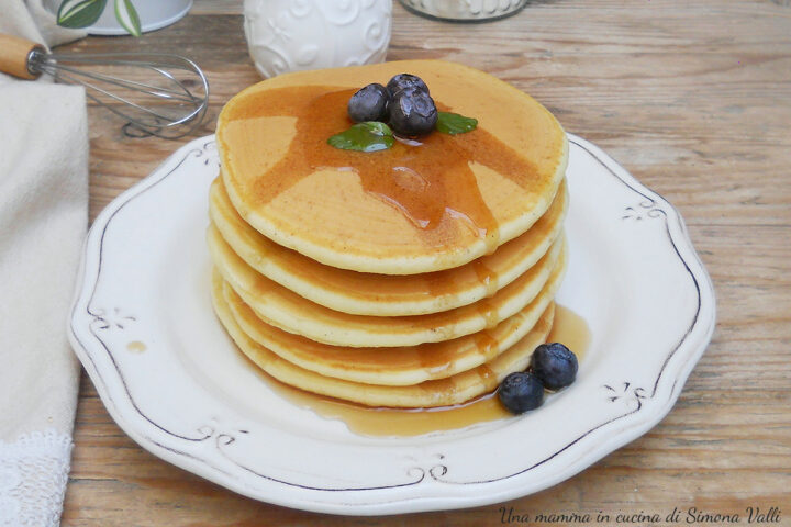 Pancake senza burro al cucchiaio: sofficissimi e veloci. Ricetta senza bilancia. Perfetti per la colazione del fine settimana.