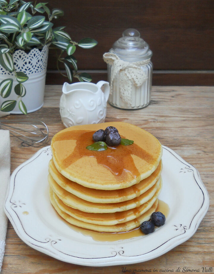 Pancake senza burro al cucchiaio: sofficissimi e veloci. Ricetta senza bilancia. Perfetti per la colazione del fine settimana.