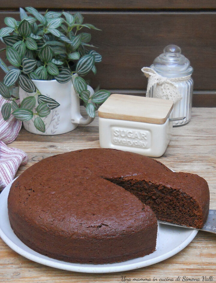Torta al cioccolato fondente sofficissima, veloce e senza burro. Provate la ricetta facile e veloce, perfetta per una colazione golosa.