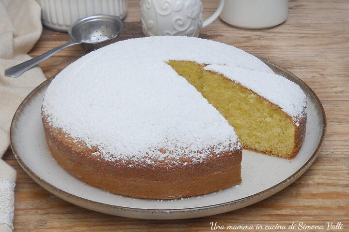 Torta alla panna soffice e profumata, preparata in pochi minuti senza burro e senza olio con 5 ingredienti. Perfetta per la colazione.